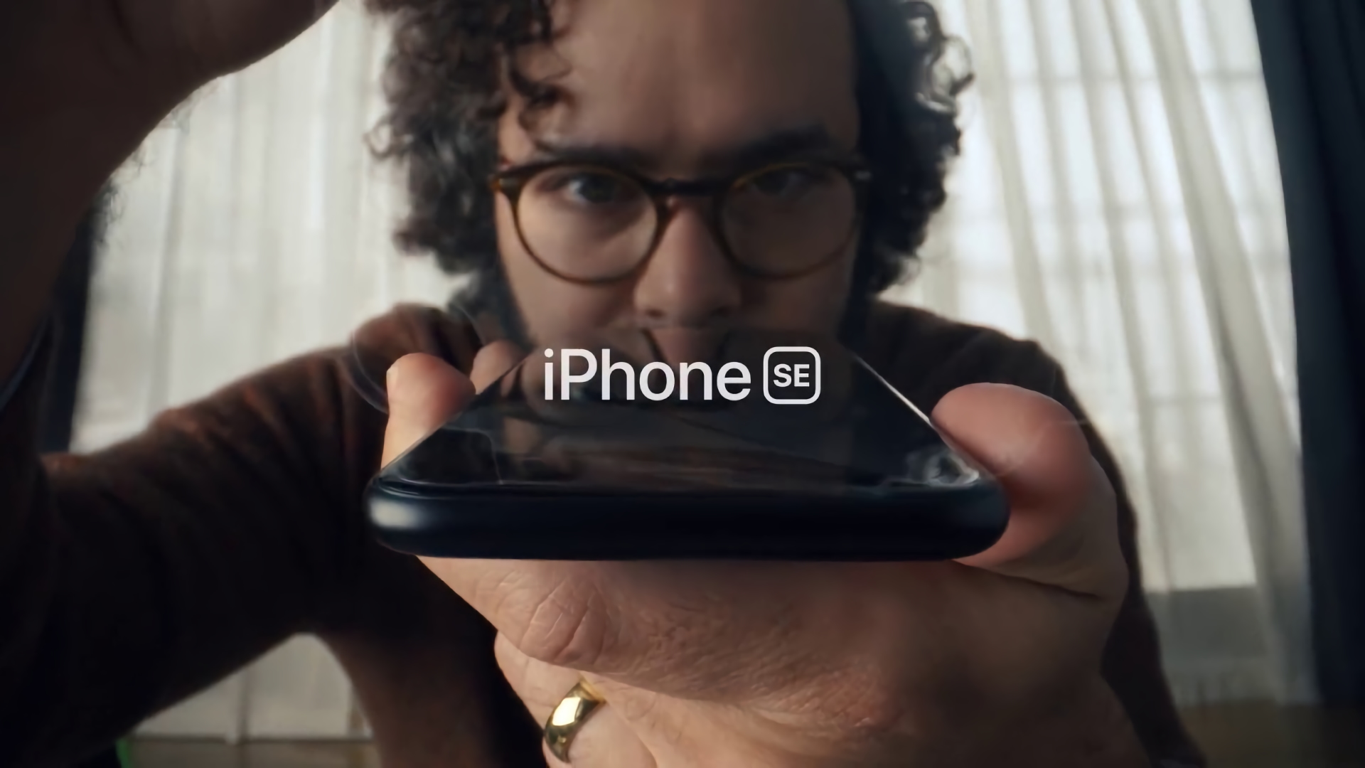 Bazı ülkelerde ön siparişe açılan iPhone SE için yeni reklam yayınlandı